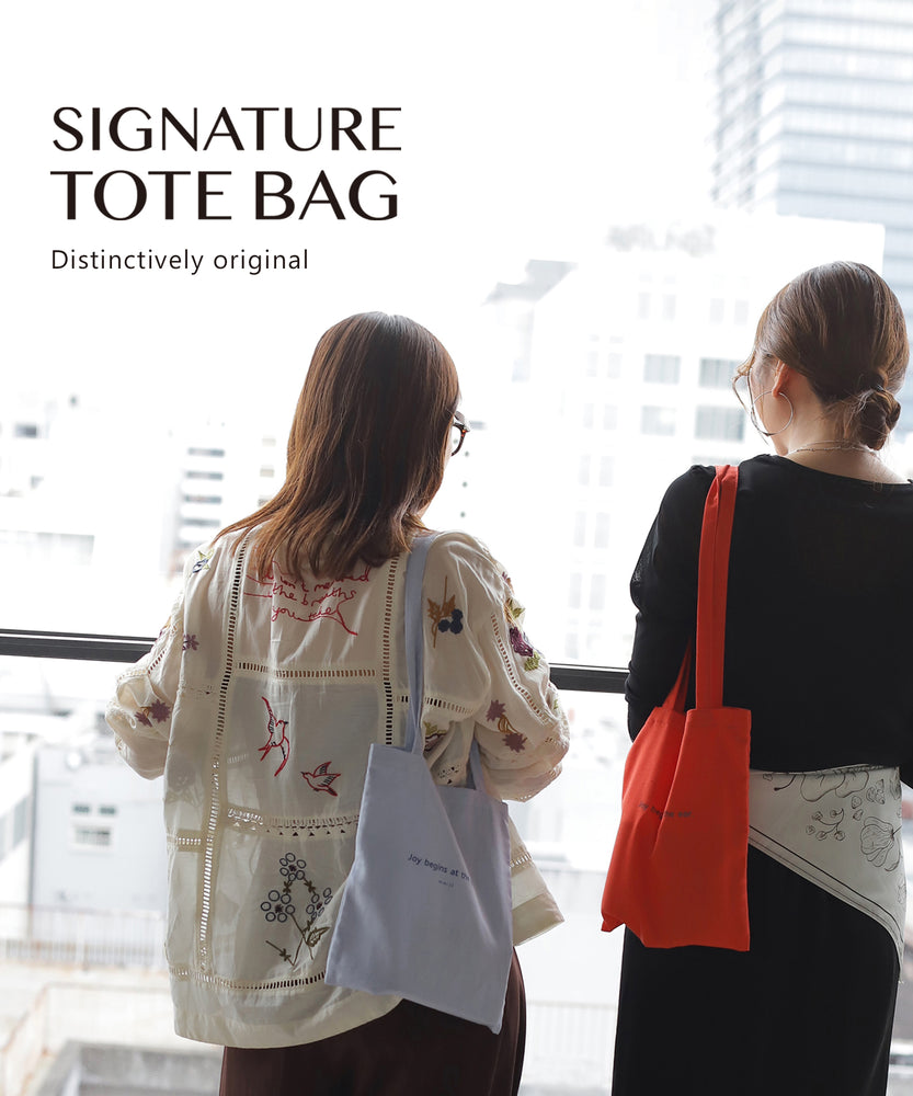 【SIGNATURE TOTE BAG】Perfect for everyday use or as a gift bag.
