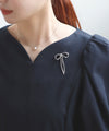 Metal ribbon brooch