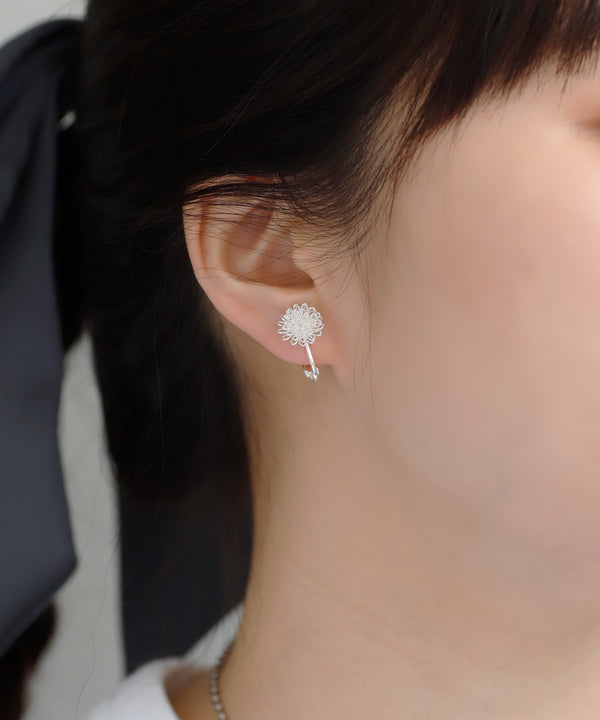 ポンポンフラワーイヤリング