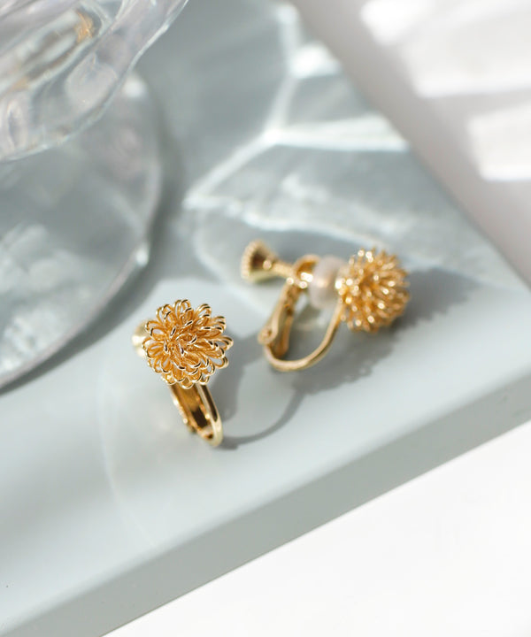 ポンポンフラワーイヤリング