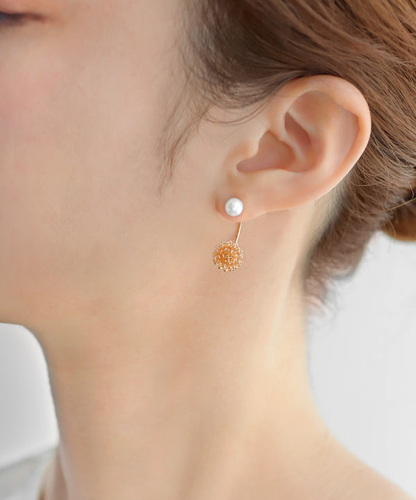 パール×ポンポンフラワーバックキャッチピアス