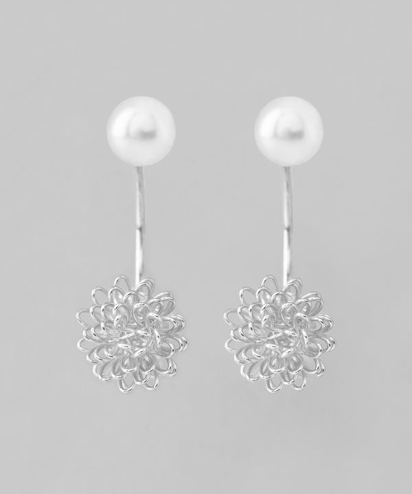 パール×ポンポンフラワーバックキャッチピアス