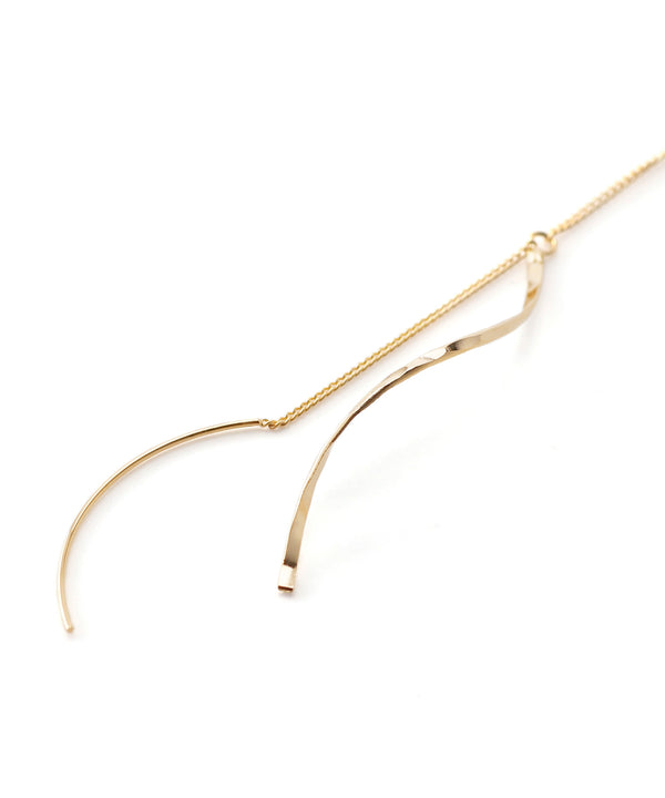 ツイストラインが揺れるアメリカンピアス