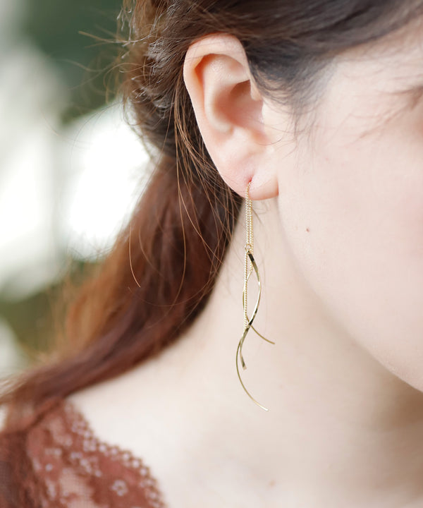 ツイストラインが揺れるアメリカンピアス