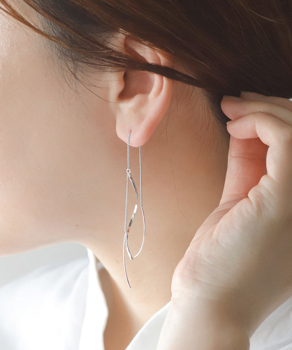 ツイストラインが揺れるアメリカンピアス