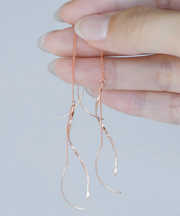 ツイストラインが揺れるアメリカンピアス