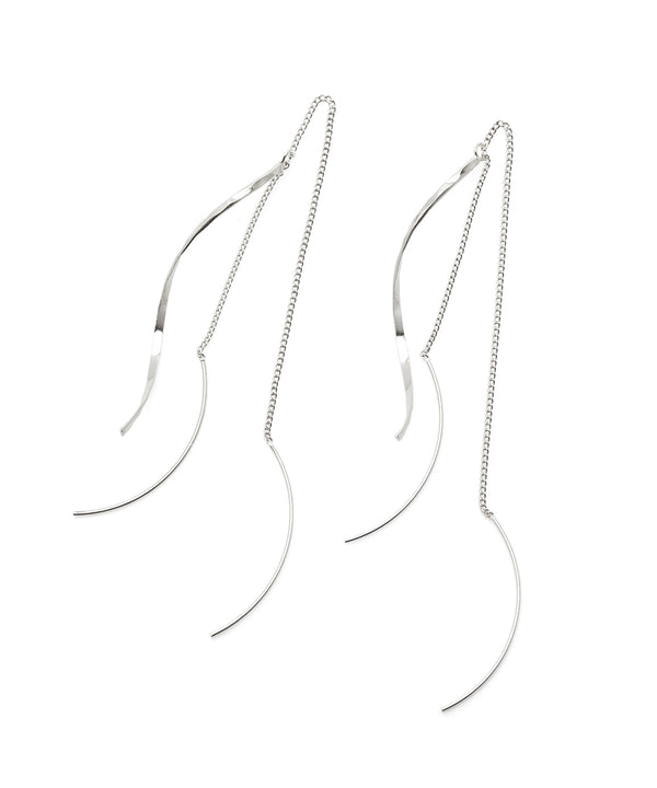 ツイストラインが揺れるアメリカンピアス