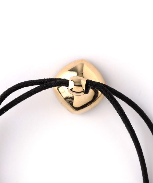 艶めくシェルをとじこめたスクエアヘアゴム