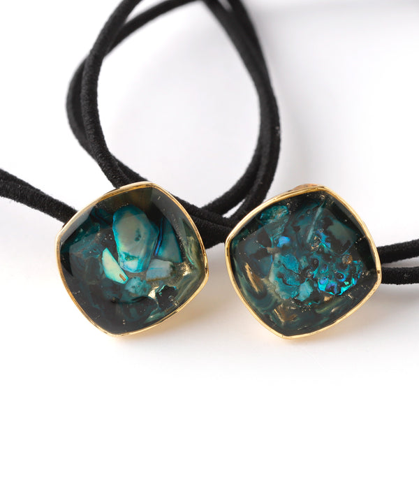 艶めくシェルをとじこめたスクエアヘアゴム