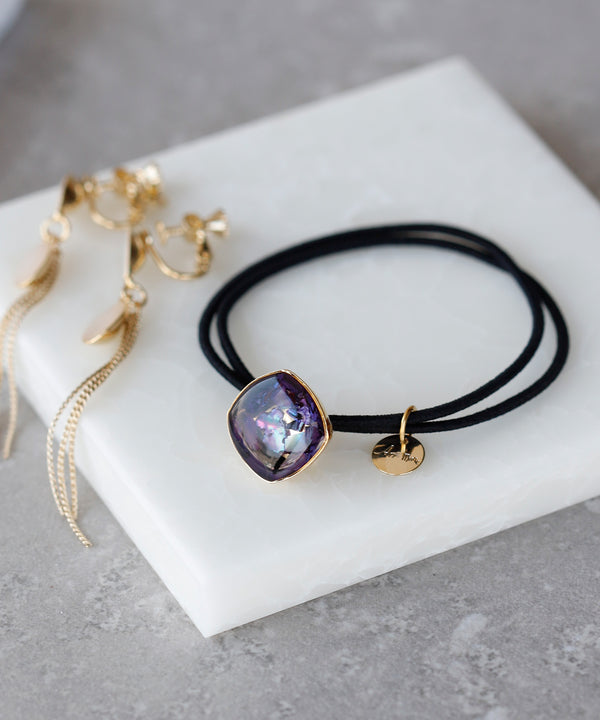 艶めくシェルをとじこめたスクエアヘアゴム