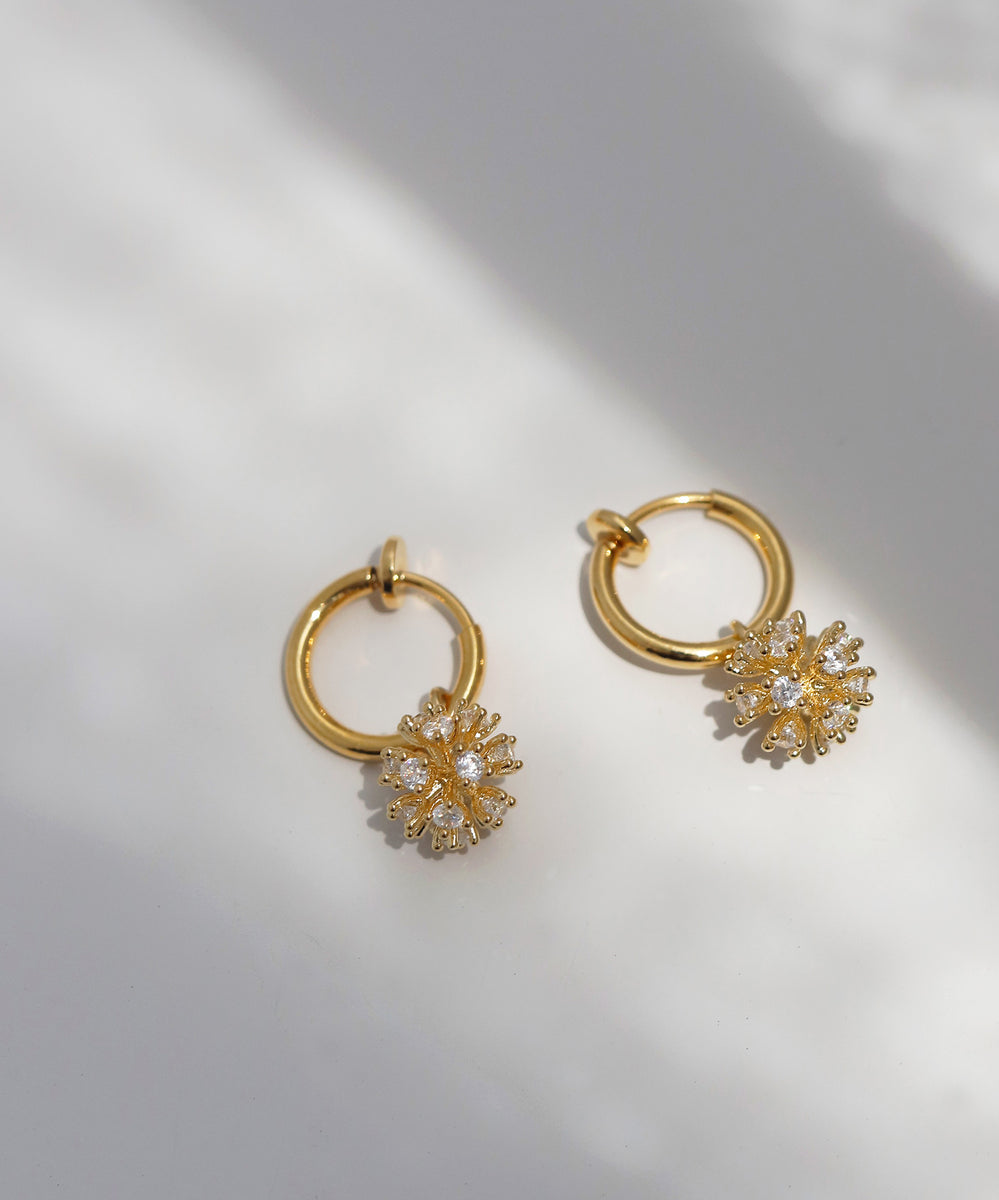 ♡ハンドメイド♡ビジューピアスイヤリング№33 ホワイトビジューイヤリング(ピアス) | iichi 日々の暮らしを心地よく