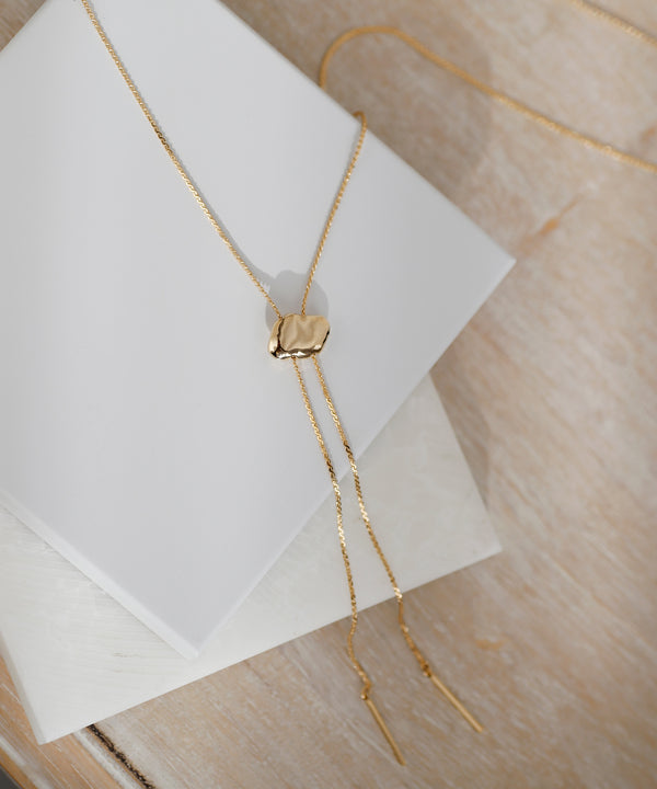 ニュアンスメタルのループタイネックレス