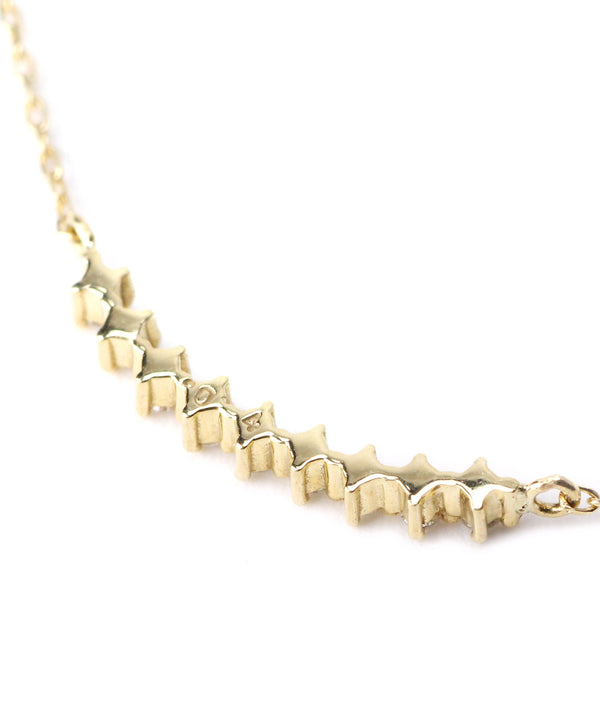 カーブを描く9粒ダイヤのネックレス