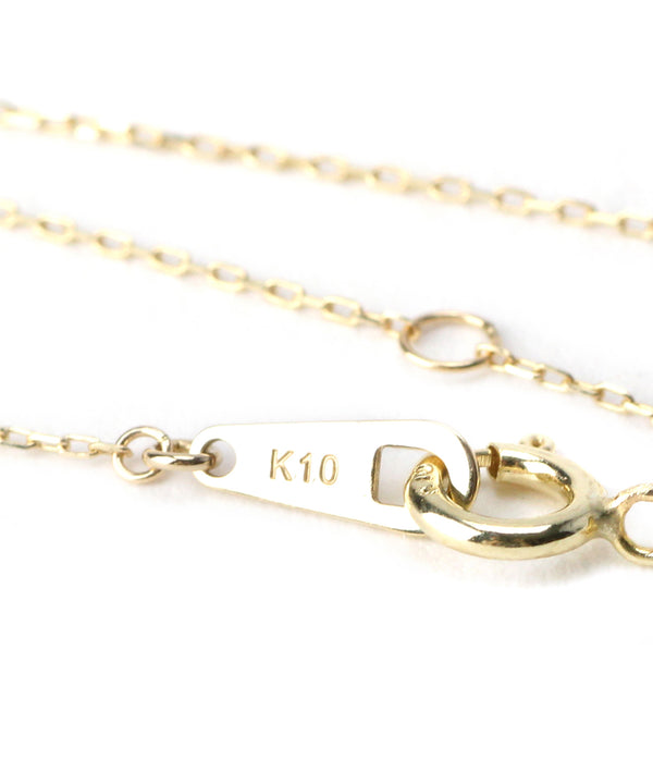 カーブを描く9粒ダイヤのネックレス