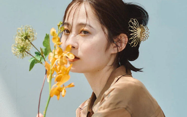 Anemone's popular hair accessory, the "flower bun" 