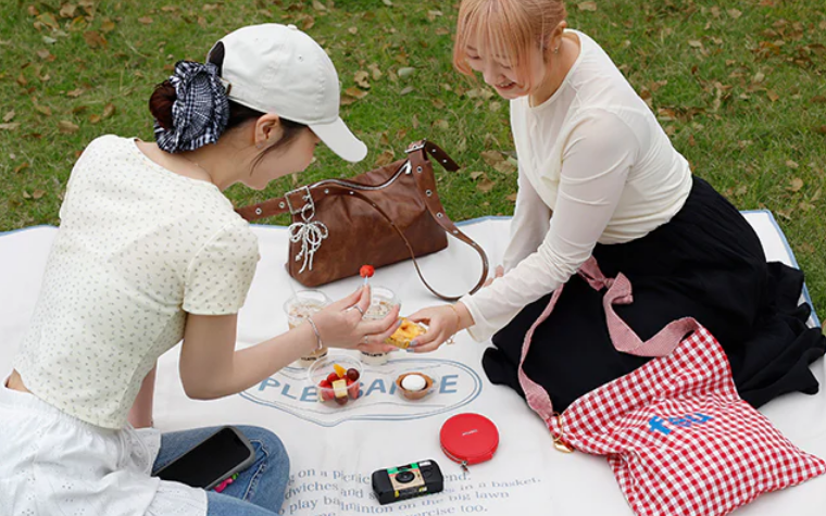 Recommended for the holiday season! A collection of bags to lift your spirits 