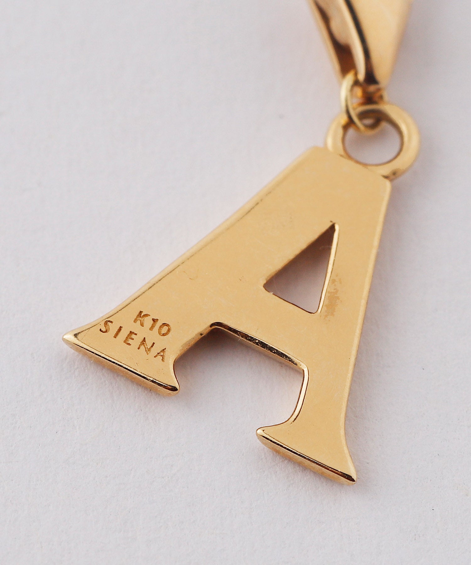 SIENA ROSE】イニシャルチャーム｜SANPO ONLINE(サンポーオンライン)