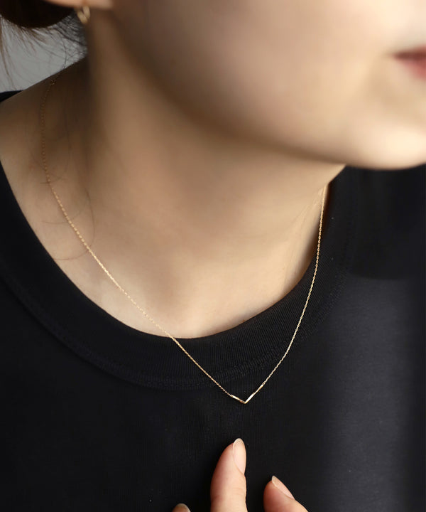 Toile V-Shaped Necklace