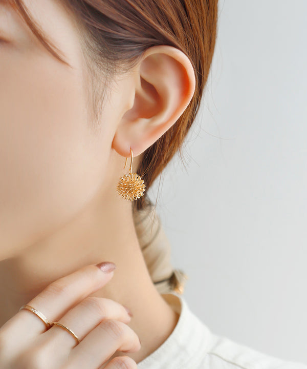 ポンポンフラワーのフックピアス