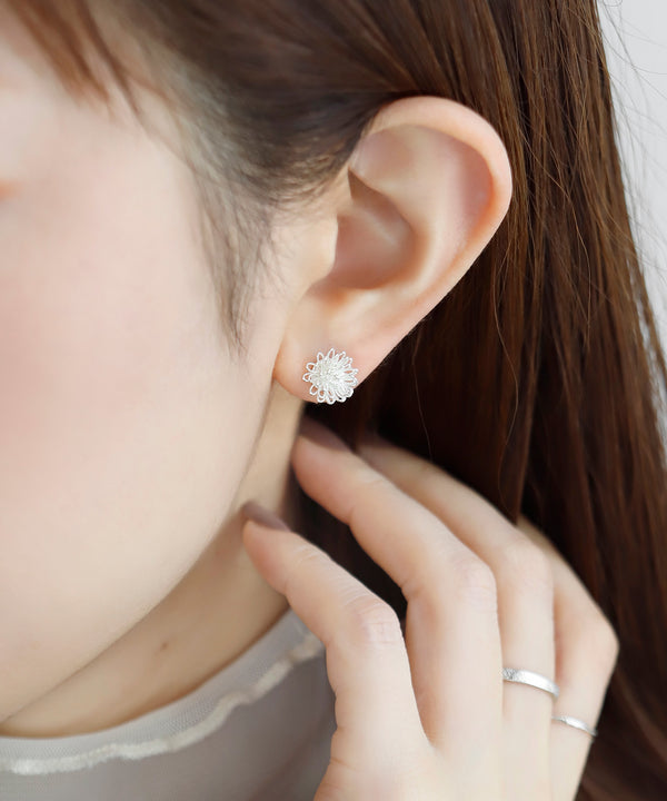 ポンポンフラワーピアス