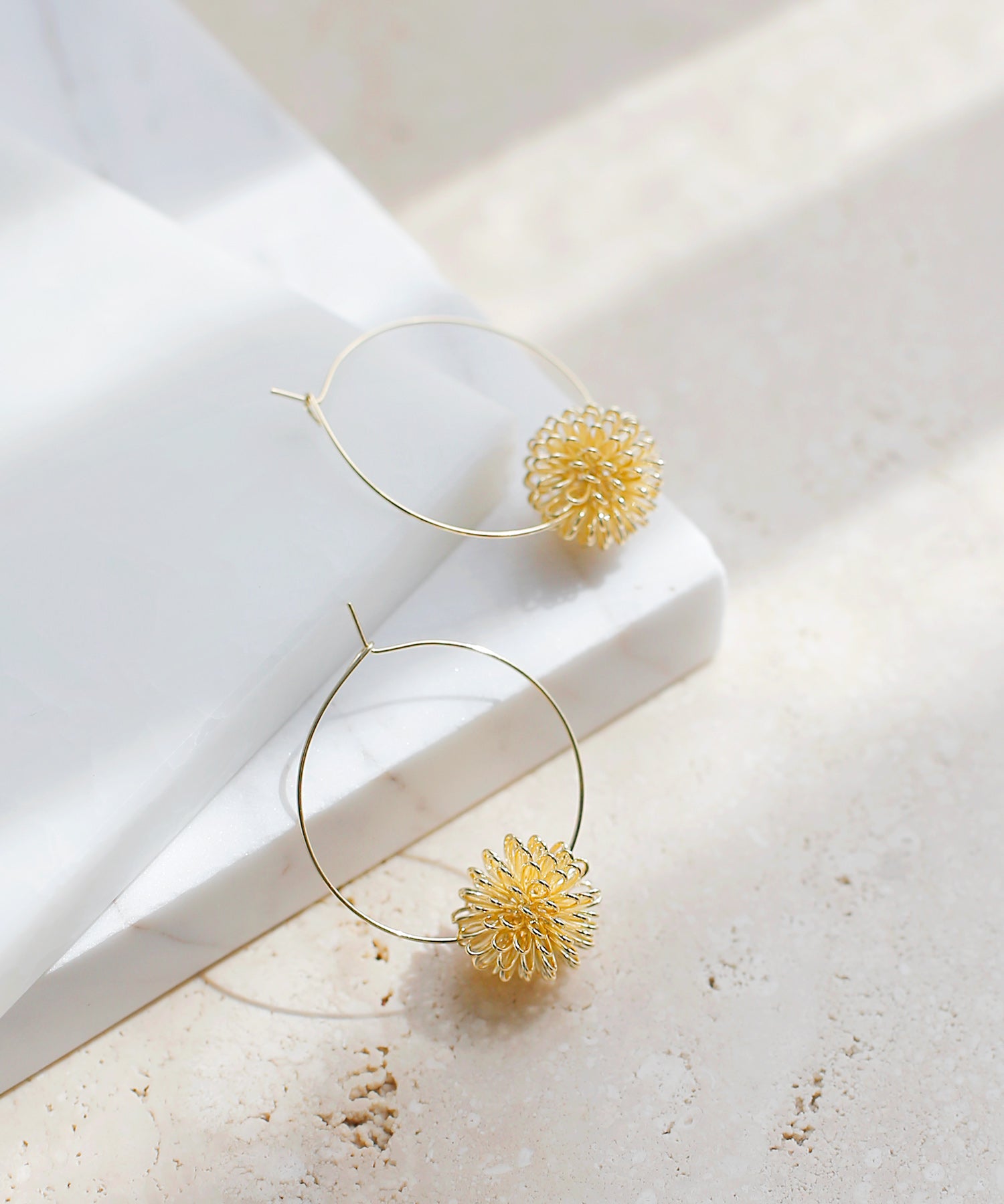 ANEMONE】ポンポンフラワーのフープピアス｜SANPO ONLINE(サンポー