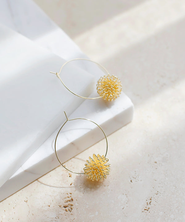 ポンポンフラワーのフープピアス
