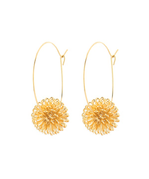 ポンポンフラワーのフープピアス