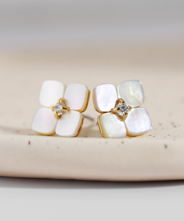 ビジュー×シェルフラワーピアス