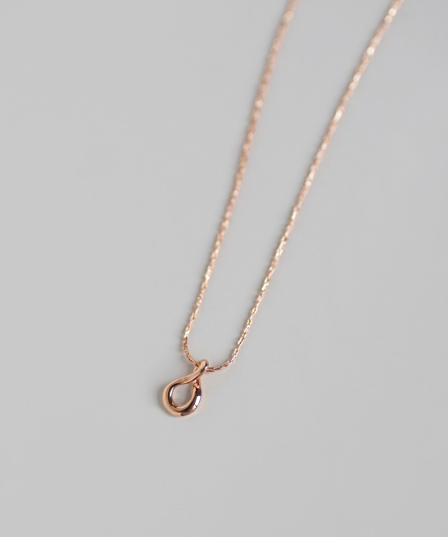 mimi33】ツイストメタルネックレス[Sheerchic]｜アネモネ・シエナロゼ