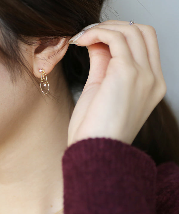 クリアビジューとリーフが揺れるピアス