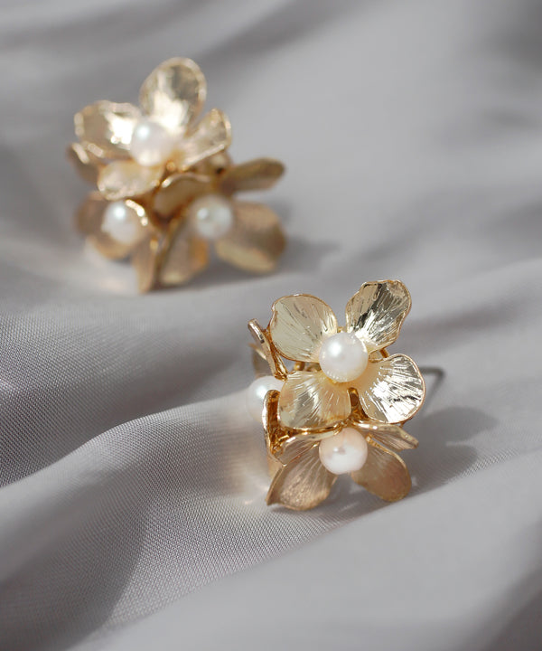 パール×メタルフラワーピアス