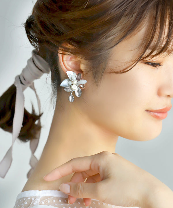 パールとマットメタルのリーフイヤリング