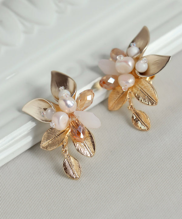 パールとマットメタルのリーフイヤリング