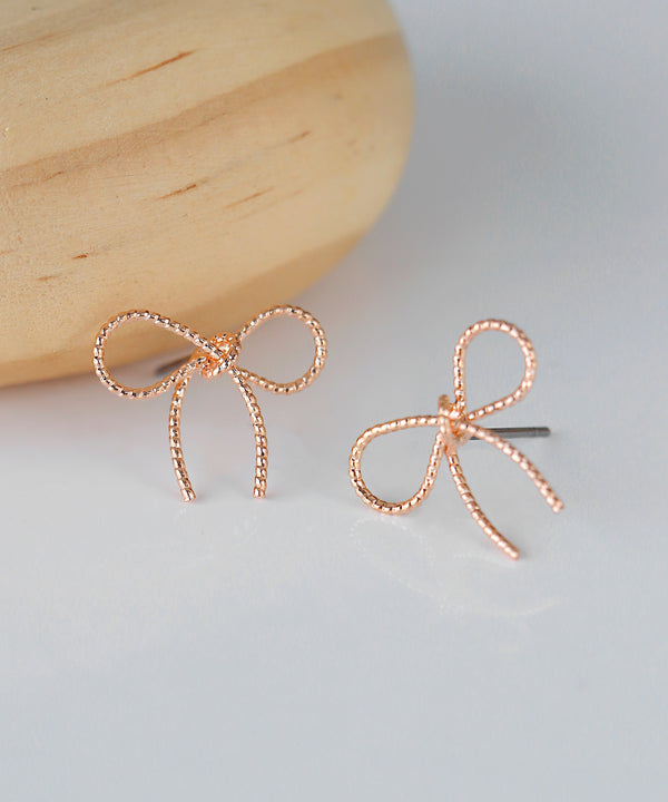 ツイストメタルリボンピアス