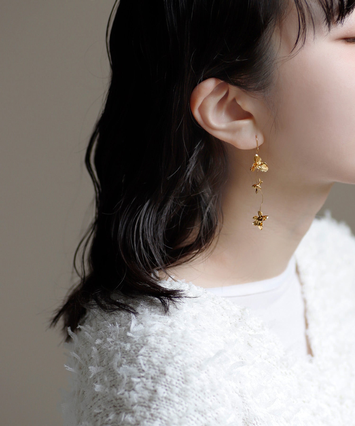 羽根デザインの片耳用ピアス　福岡　スーワサンピアス mimi33】フラワーロングフックピアス[Sheerchic]｜アネモネ