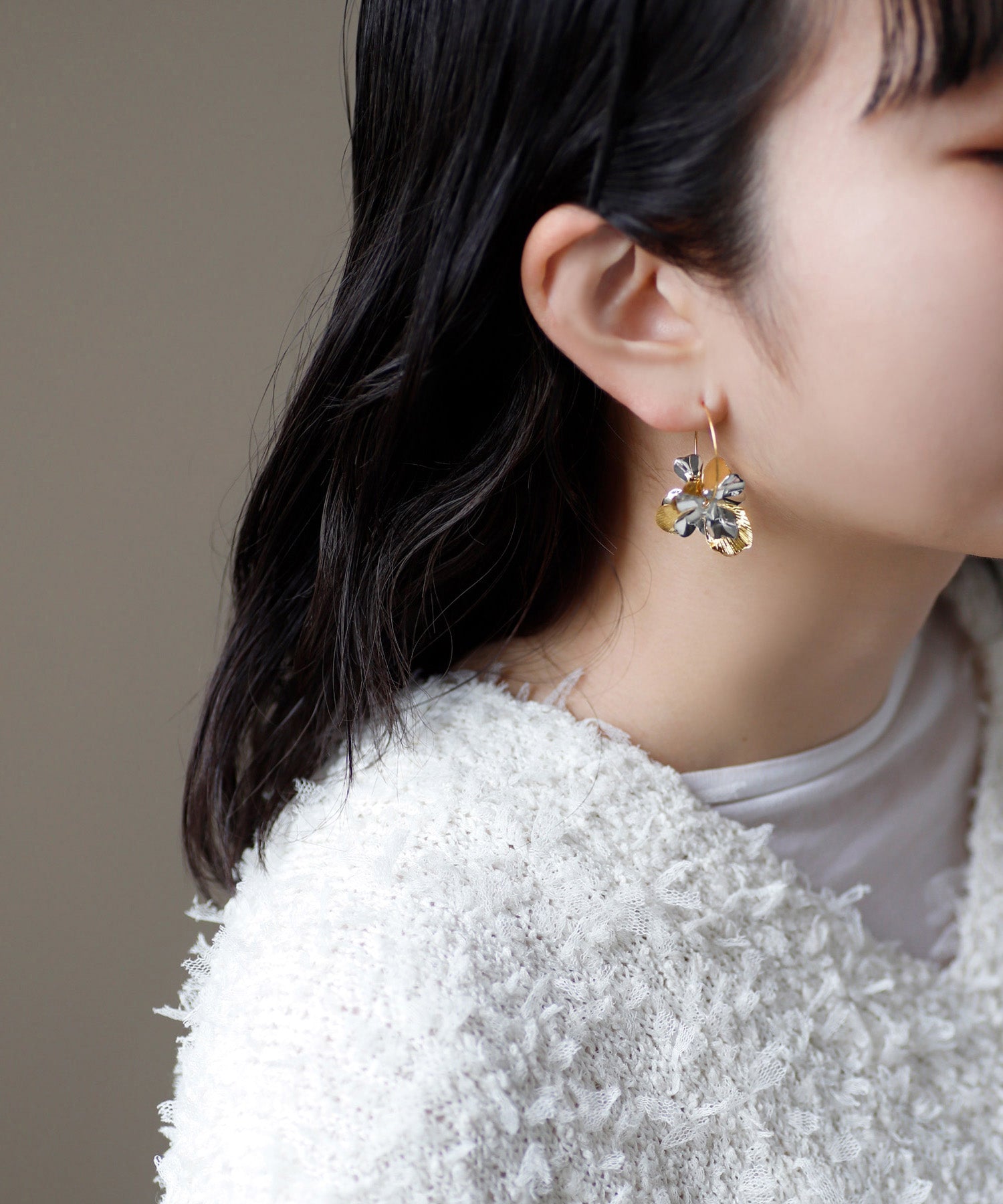 mimi33】コンビカラーフラワーフープピアス[Sheerchic]｜アネモネ