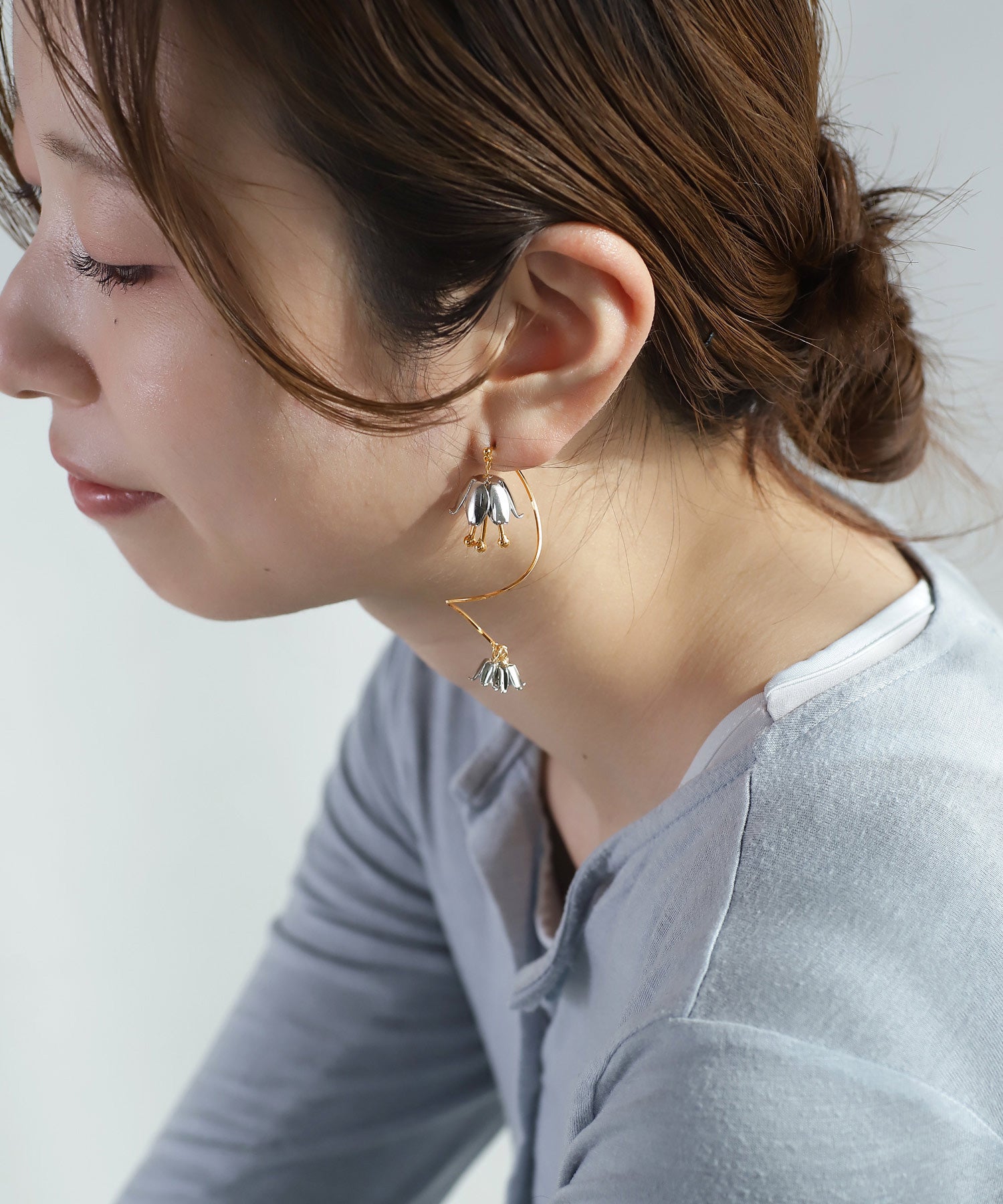 mimi33】コンビカラーフラワーアシメバックキャッチピアス[Ownideal
