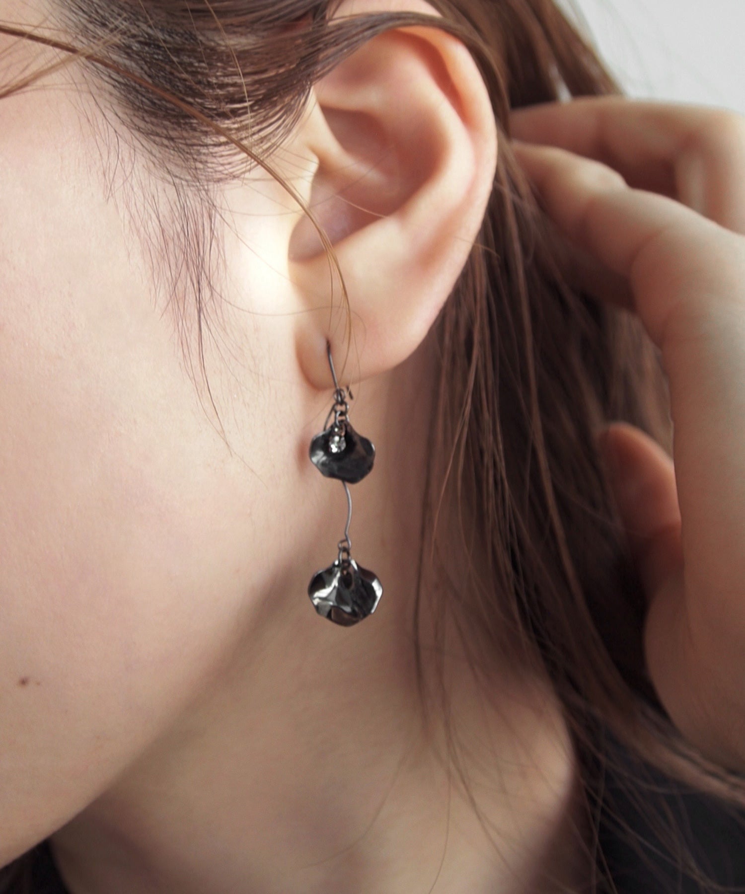 mimi33】ビジュー×フラワーアシメフックピアス[Sheerchic]｜アネモネ