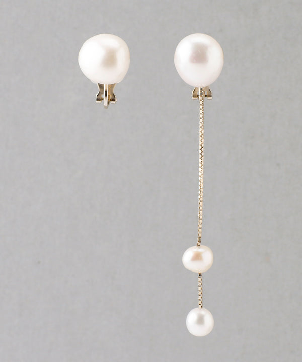 Asymmetrical pearl earrings [Sheerchic]