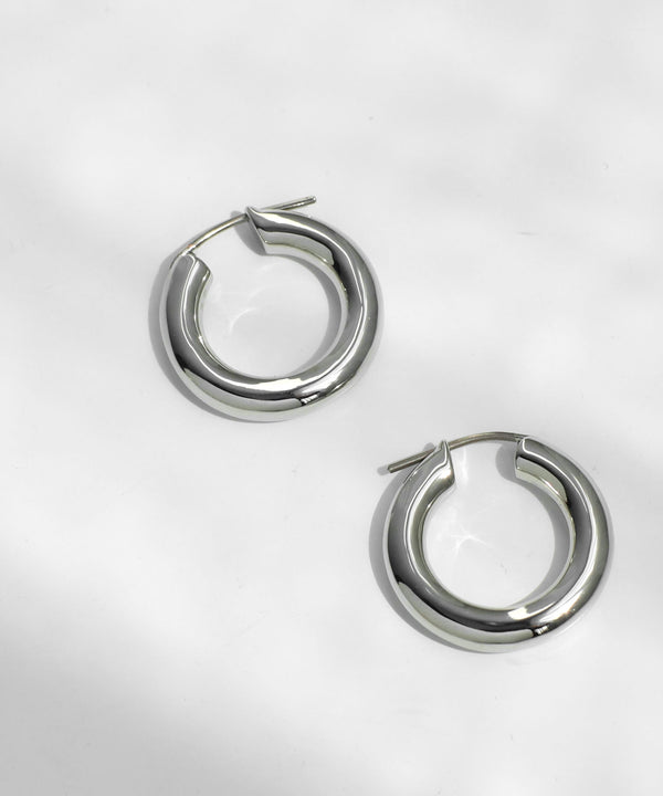 シンプルスタイルで心地良い華やぎを。メタル&#215;フープピアス＆イヤリング 32