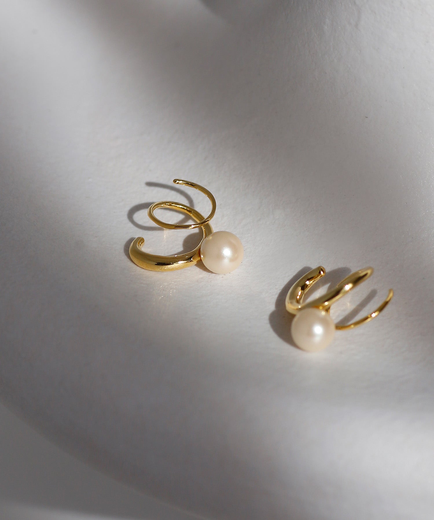 mimi33】パール×コイルピアス[Sheerchic]｜SANPO ONLINE