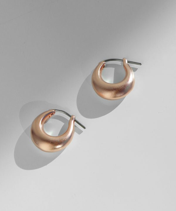 シンプルスタイルで心地良い華やぎを。メタル&#215;フープピアス＆イヤリング 33