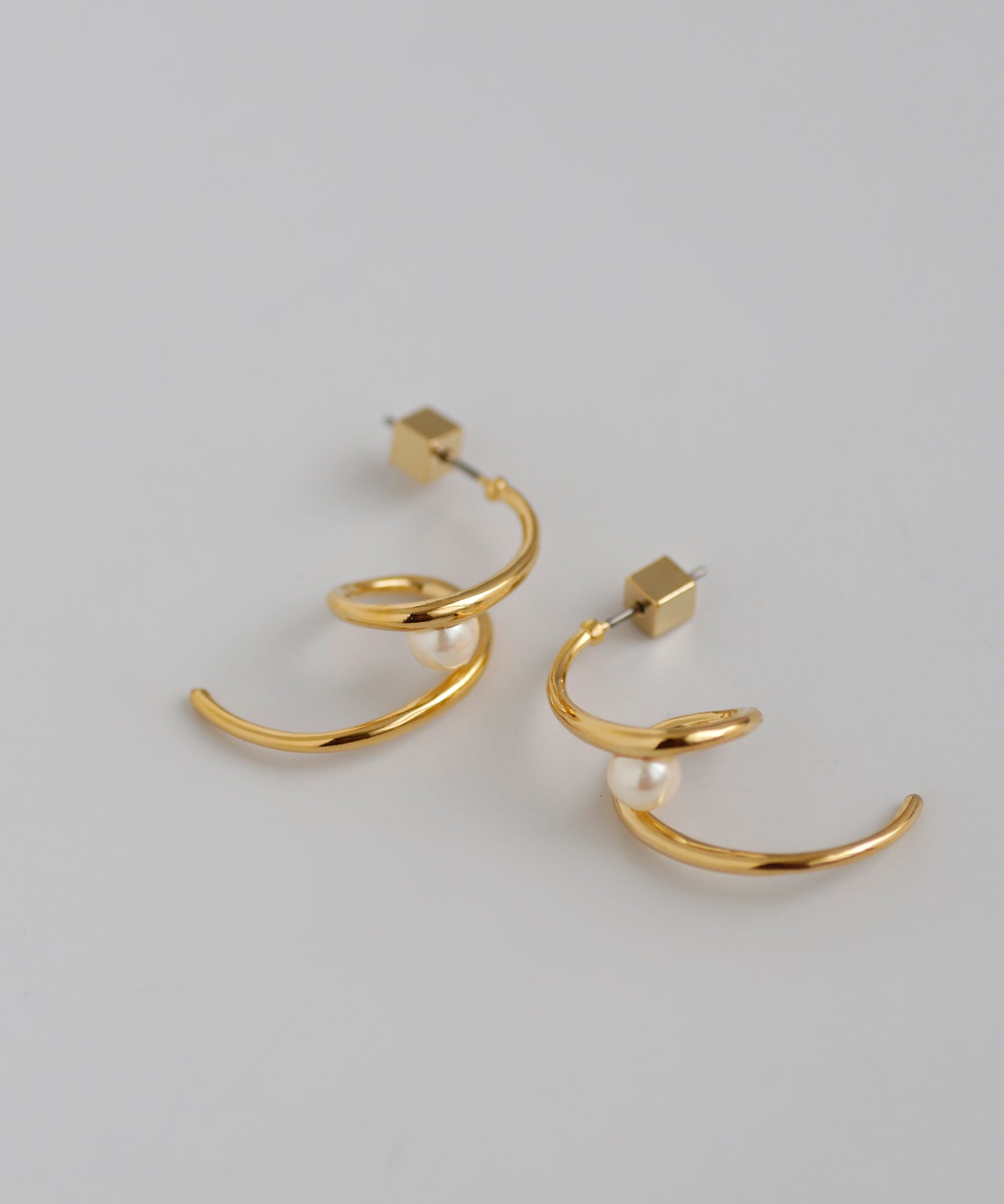 mimi33】パール×ループラインピアス[Sheerchic]｜アネモネ・シエナロゼ