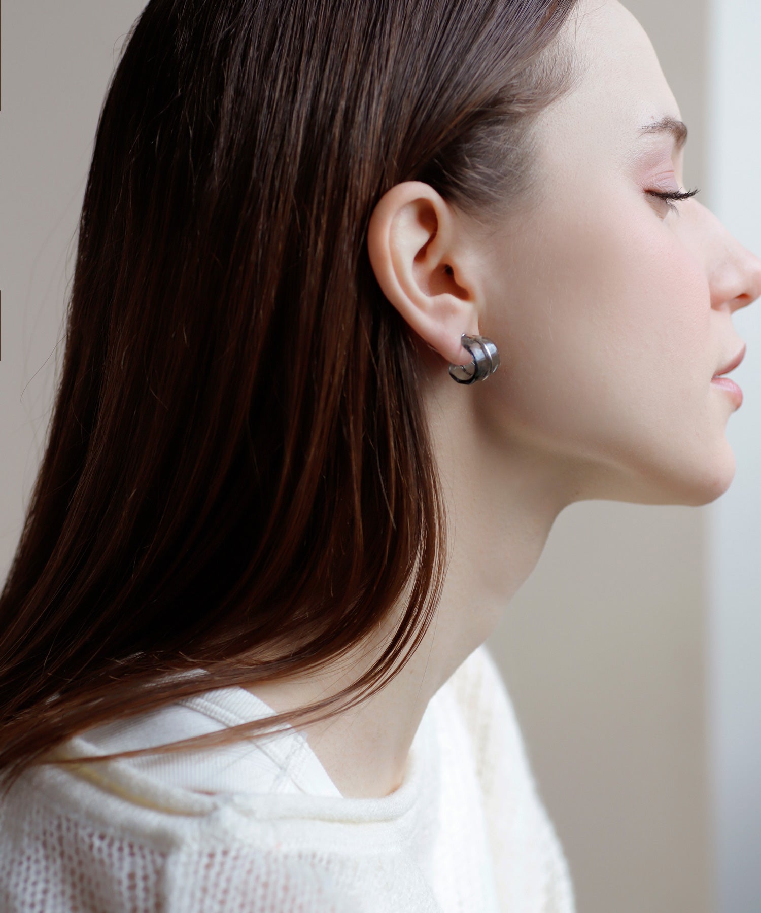 mimi33】プラチナラインガラスフープピアス[Ownideal]｜アネモネ