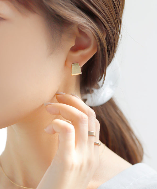 ワイドプレートカールピアス[K18ポスト]