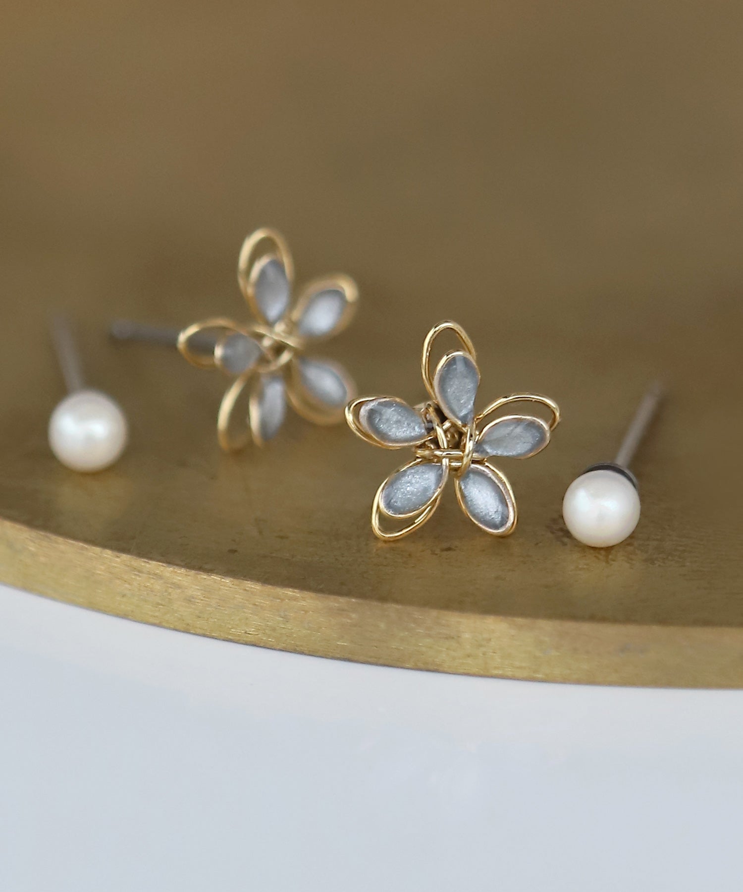 ANEMONE】プチフラワー×プチパールピアス[2ペアセット]｜SANPO ONLINE