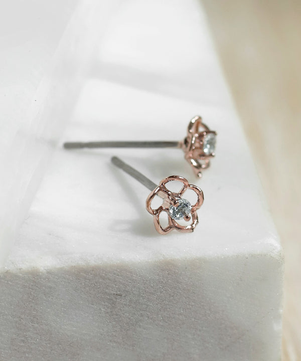 フラワー×ビジューピアス