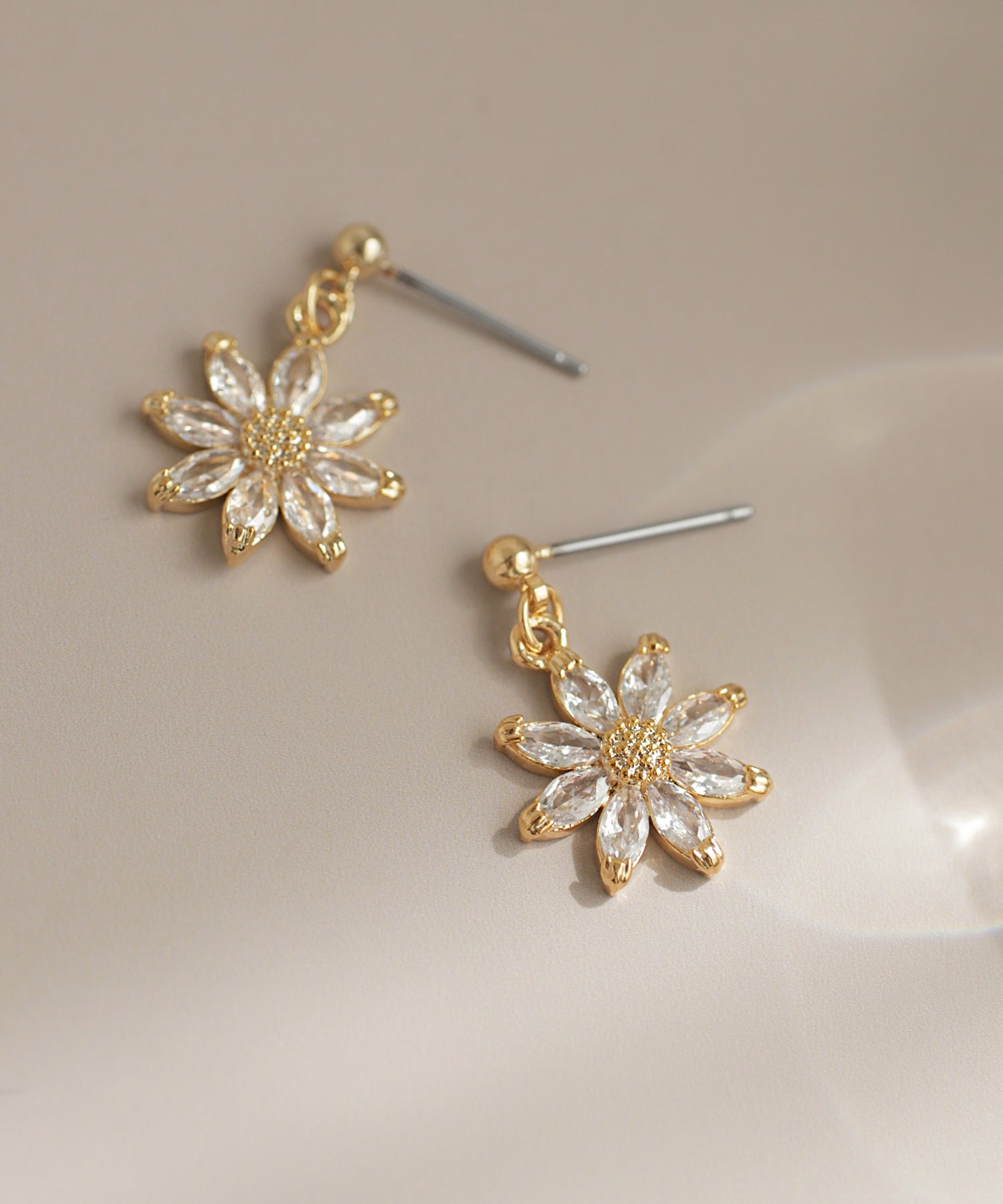 ANEMONE】ビジューフラワーチャームピアス｜アネモネ・シエナロゼ