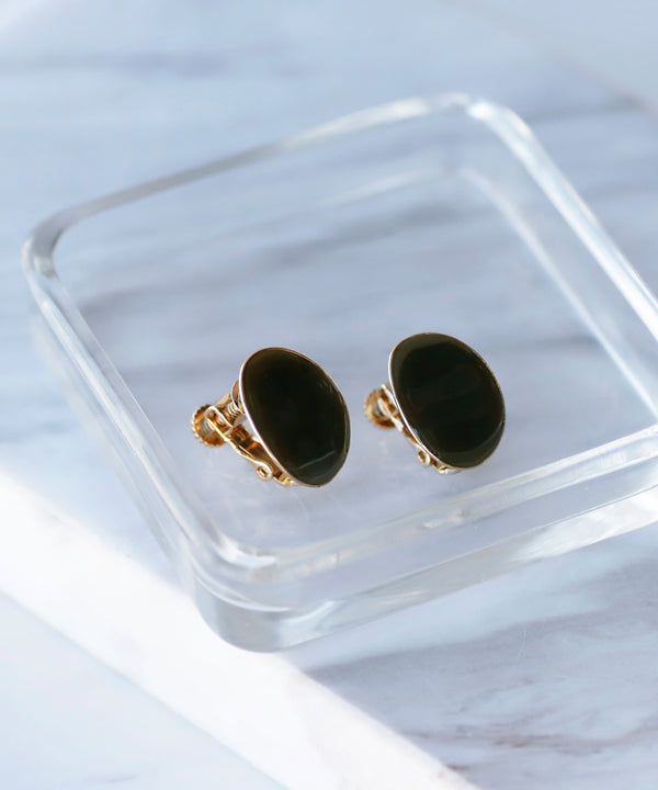Chic colored earrings with shiny plates [oval]