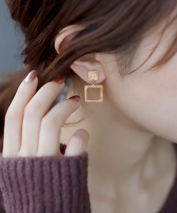 Chic colored earrings with shiny plates [square]